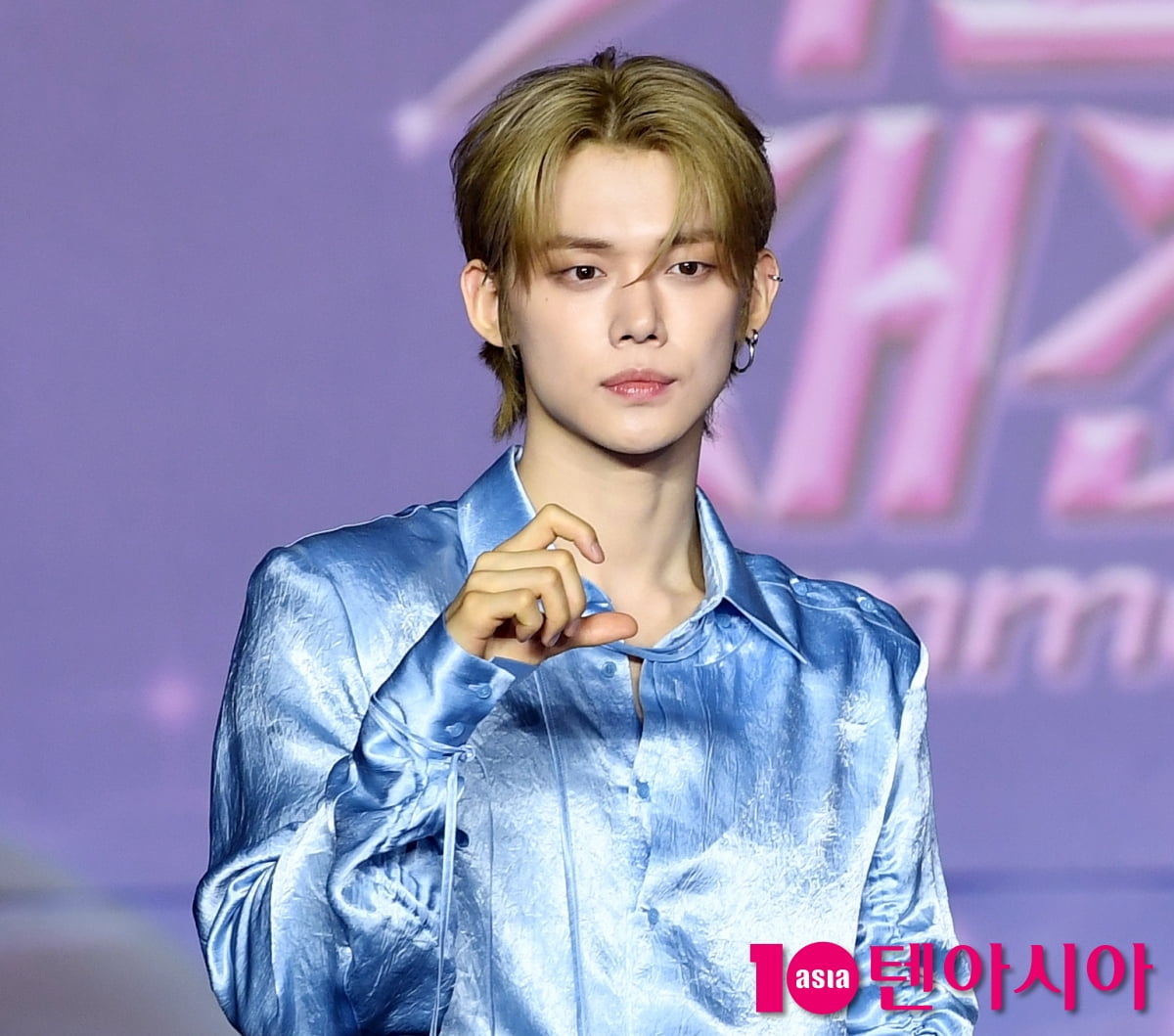 TXTのヨンジュン、2025 SBS歌謡大典サマーのブルーカーペットに登場