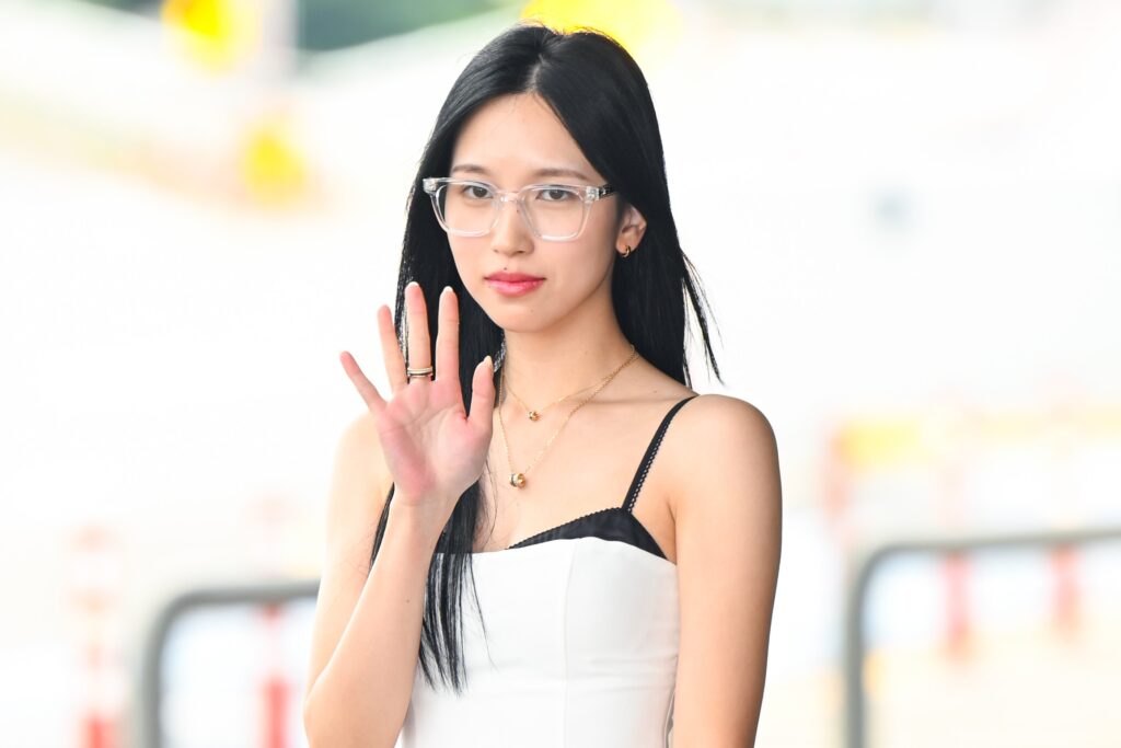 TWICE ミナ】ジェントルモンスターのアイウェアで遊び心も！上品な空港