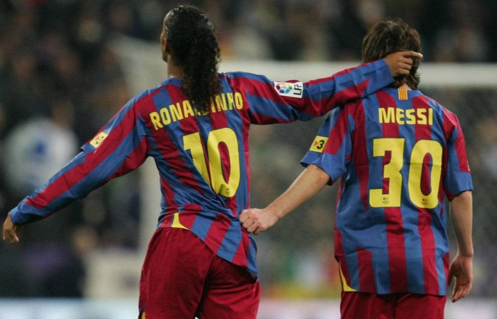 ロナウジーニョ、自身と同じバルサ＆PSGのユニフォームを着るメッシへ