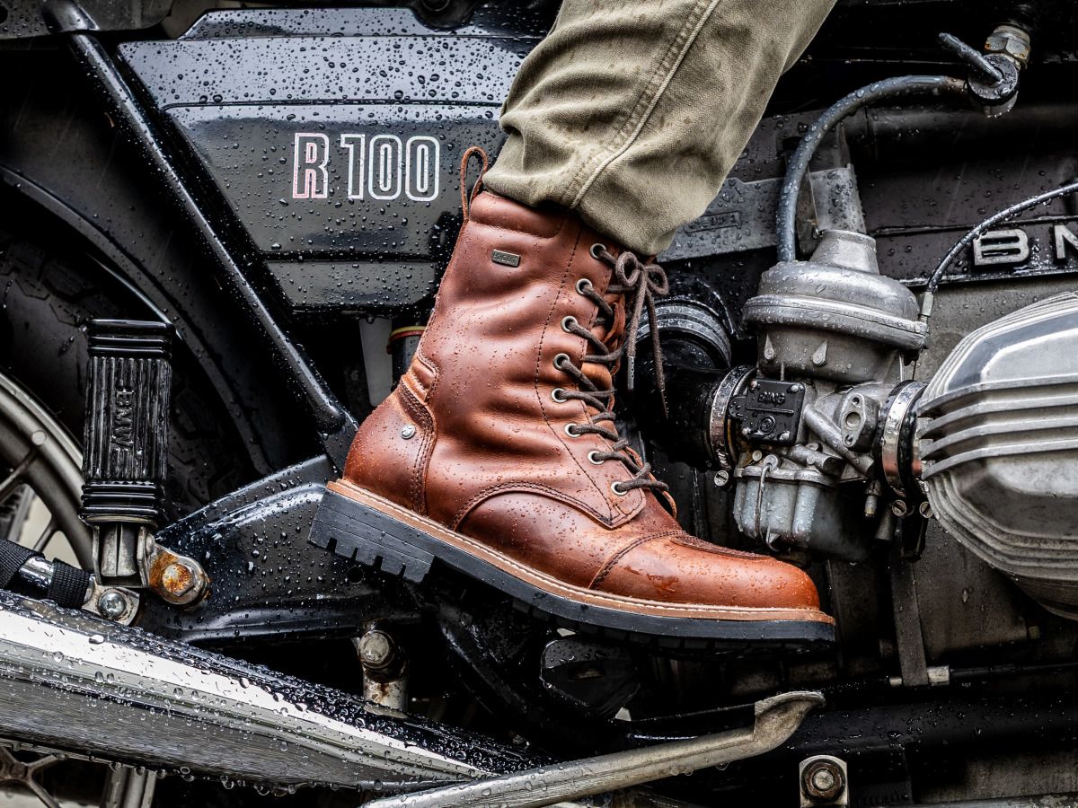 雨でもレザーを諦めない！】スタイルと防水を両立した革ブーツ「XPD X