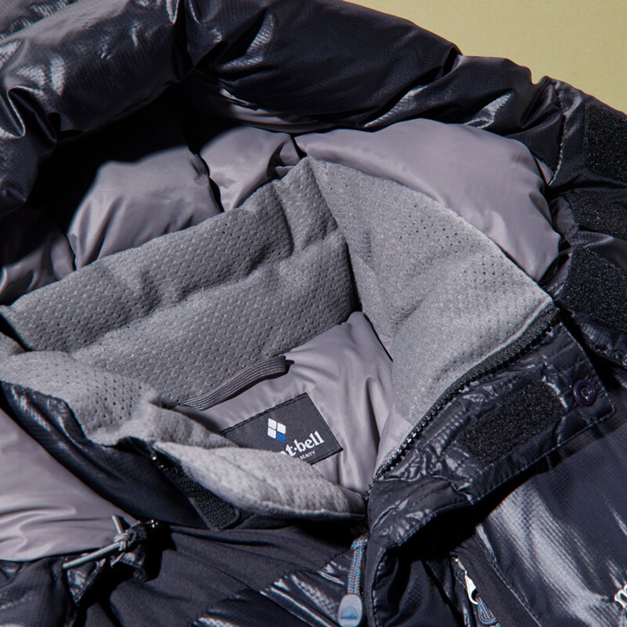 随一の軽さ、保温性もバッチリな「モンベル」の黒ダウン【全部試した