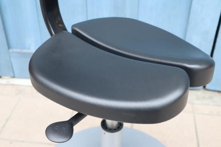 ayur chair(アーユルチェア) ルナ 丸ベースタイプです。/坐骨で座る