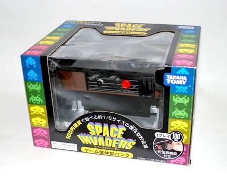 懐かしの「インベーダーゲーム」が遊べるテーブル筐体型貯金箱 - 価格