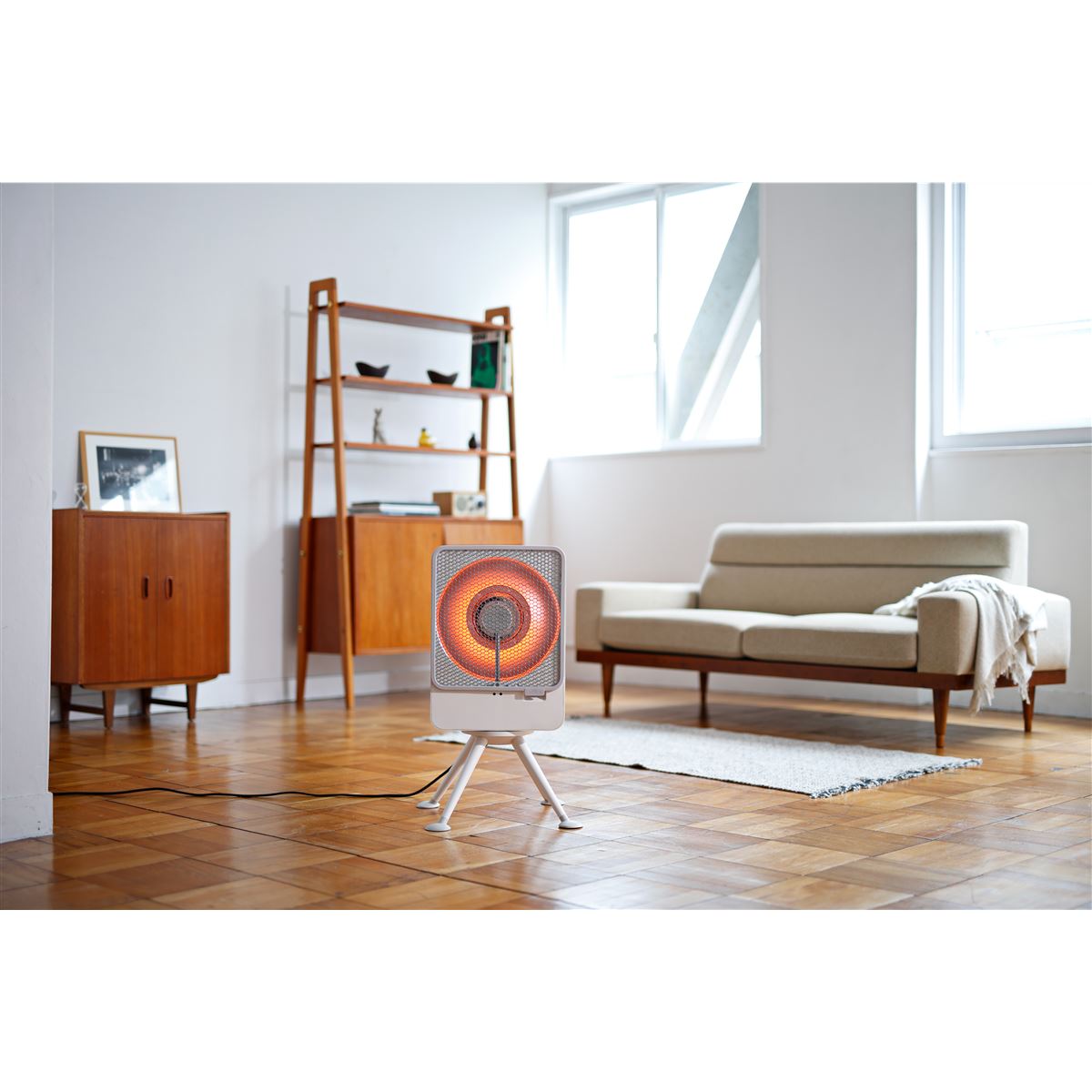 シロカ、反射板とファンで集中的に熱を届ける「リフレクトヒーター