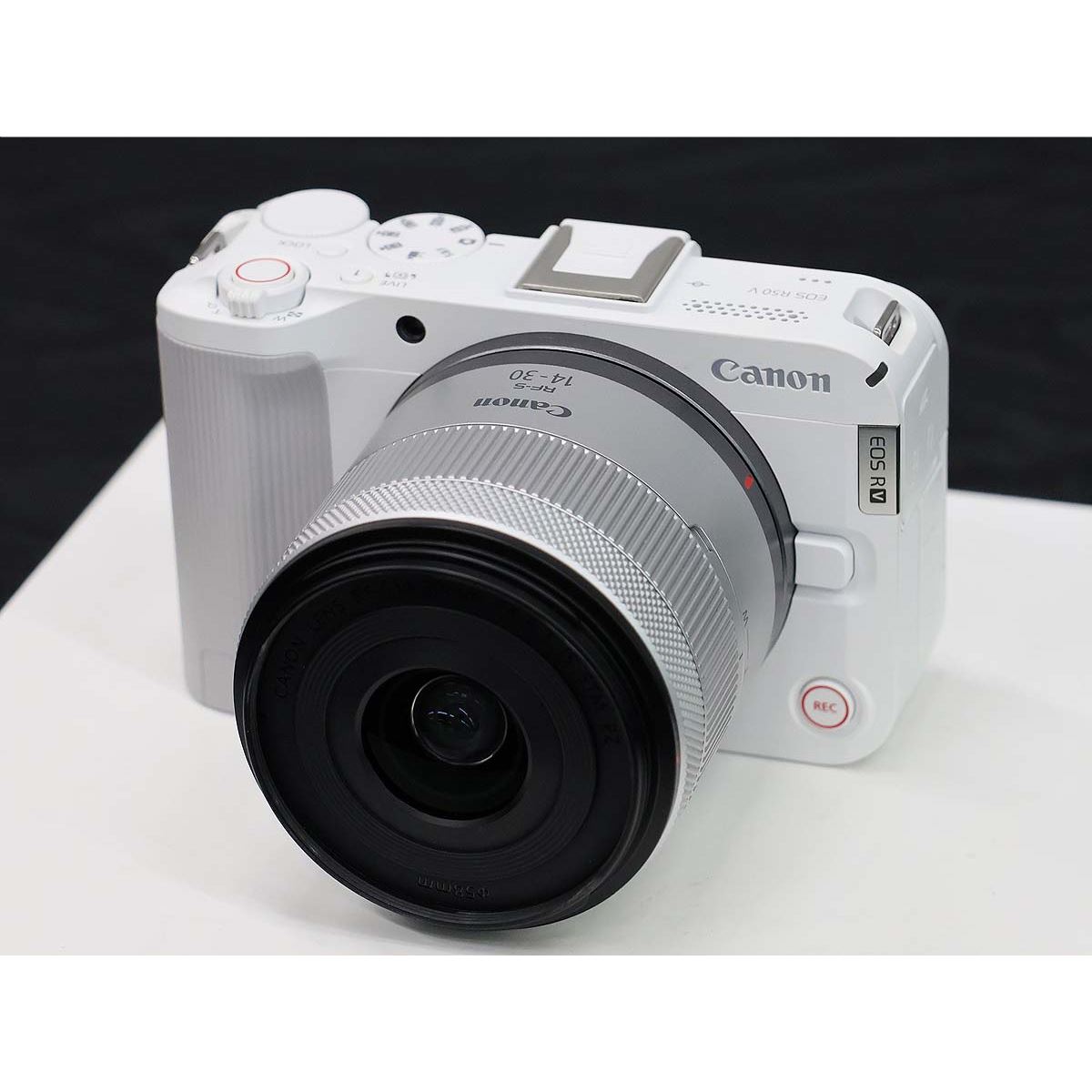 キヤノン、ミラーレスカメラ「EOS R50 V」にホワイトモデル追加 - 価格.com