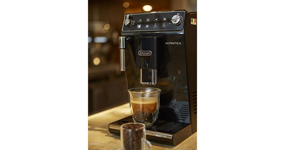 デロンギ、幅19.5cmのスリムな全自動コーヒーマシン「オーテンティカ