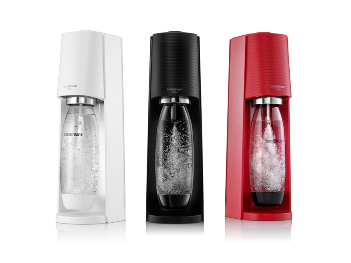 ソーダストリーム、シリンダーを片手でセットできる炭酸メーカー