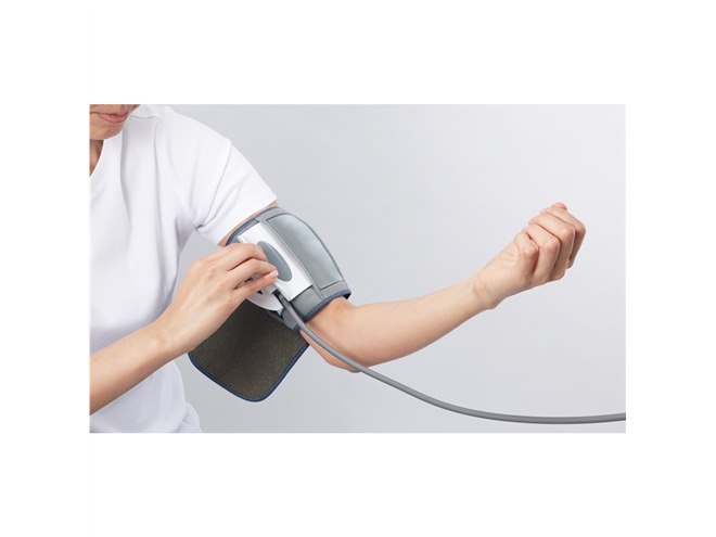 タニタ、はさんで巻くだけで簡単に測定できる上腕式血圧計「BP-223