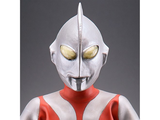 最初期の「ウルトラマンスーツ」を再現したコールドキャスト製