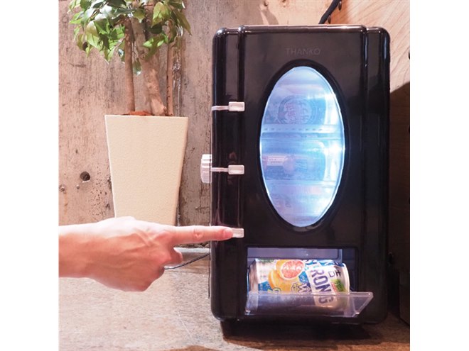 ガランッと下から缶飲料が出てくる、サンコー「俺の自販機 HOT＆COOL