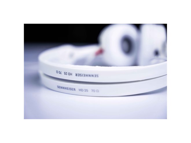 ゼンハイザー、オンイヤーDJヘッドホン「HD 25」に数量限定ホワイト