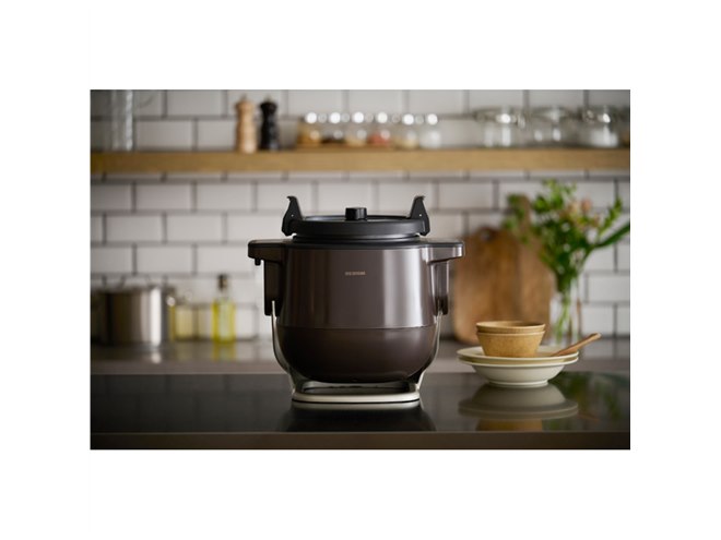 アイリスオーヤマ、内なべが自動回転する「自動かくはん式調理機 CHEF