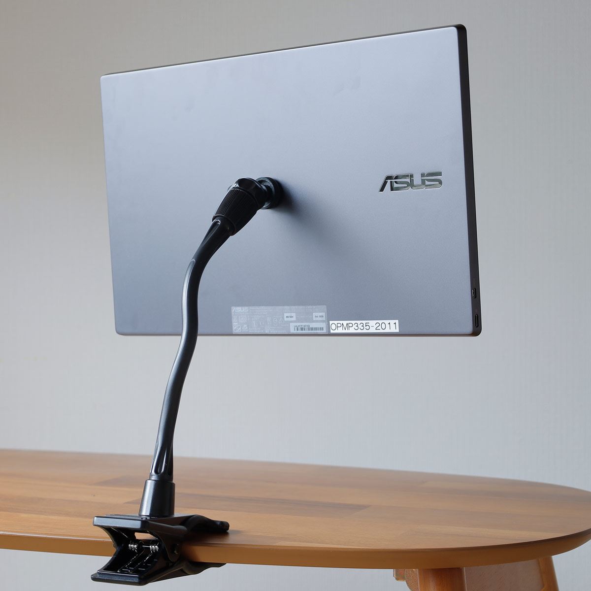 三脚ネジ穴付きの変わり種!? ASUSのモバイルディスプレイ「MB16AH