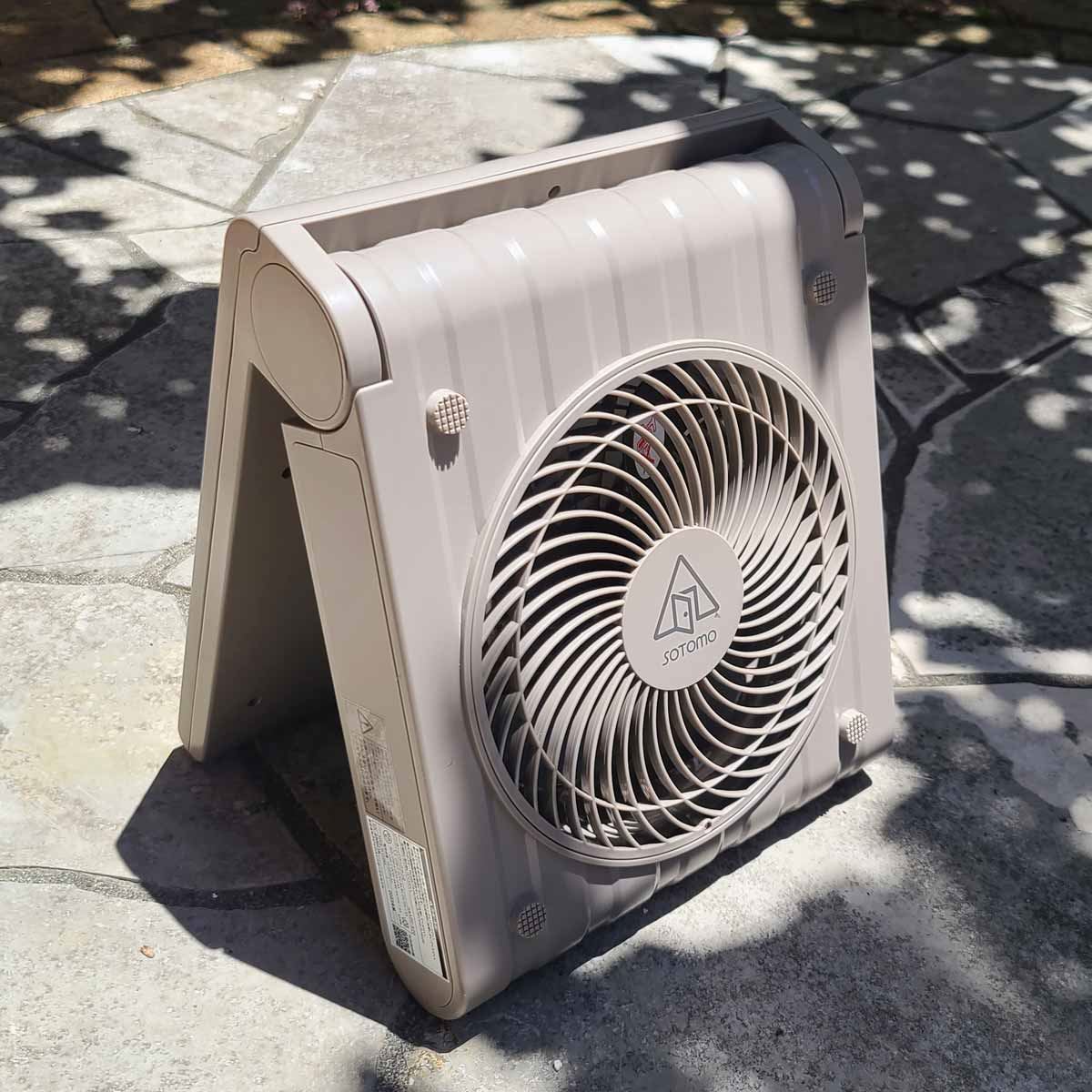 太陽光で発電できる扇風機！ 「ソーラーパワーファン2」の実用性を