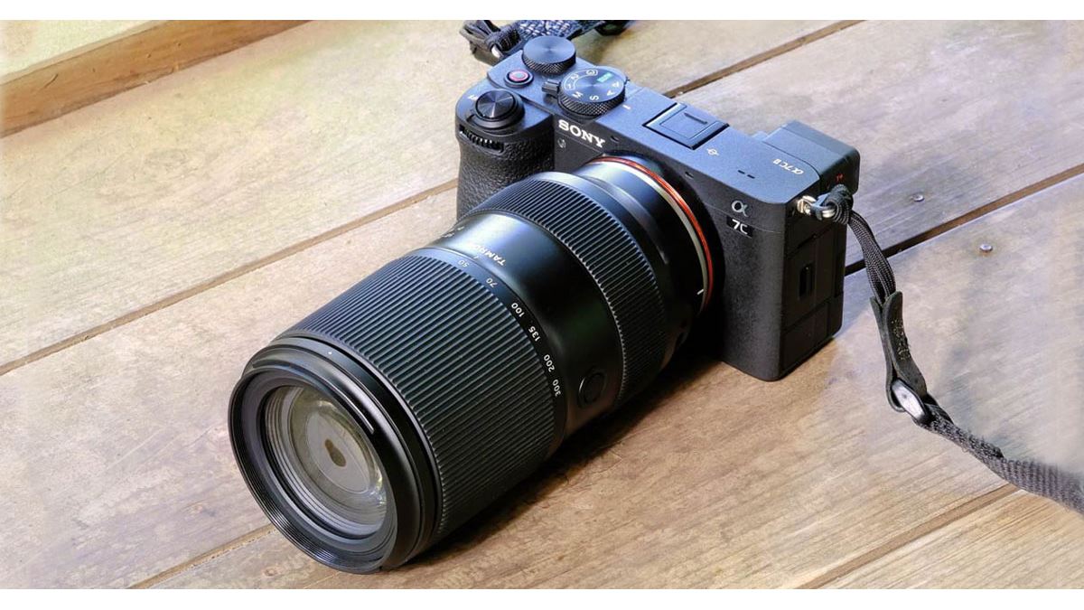 50mmスタートの最軽量・望遠ズームがタムロンから登場！ いち早く