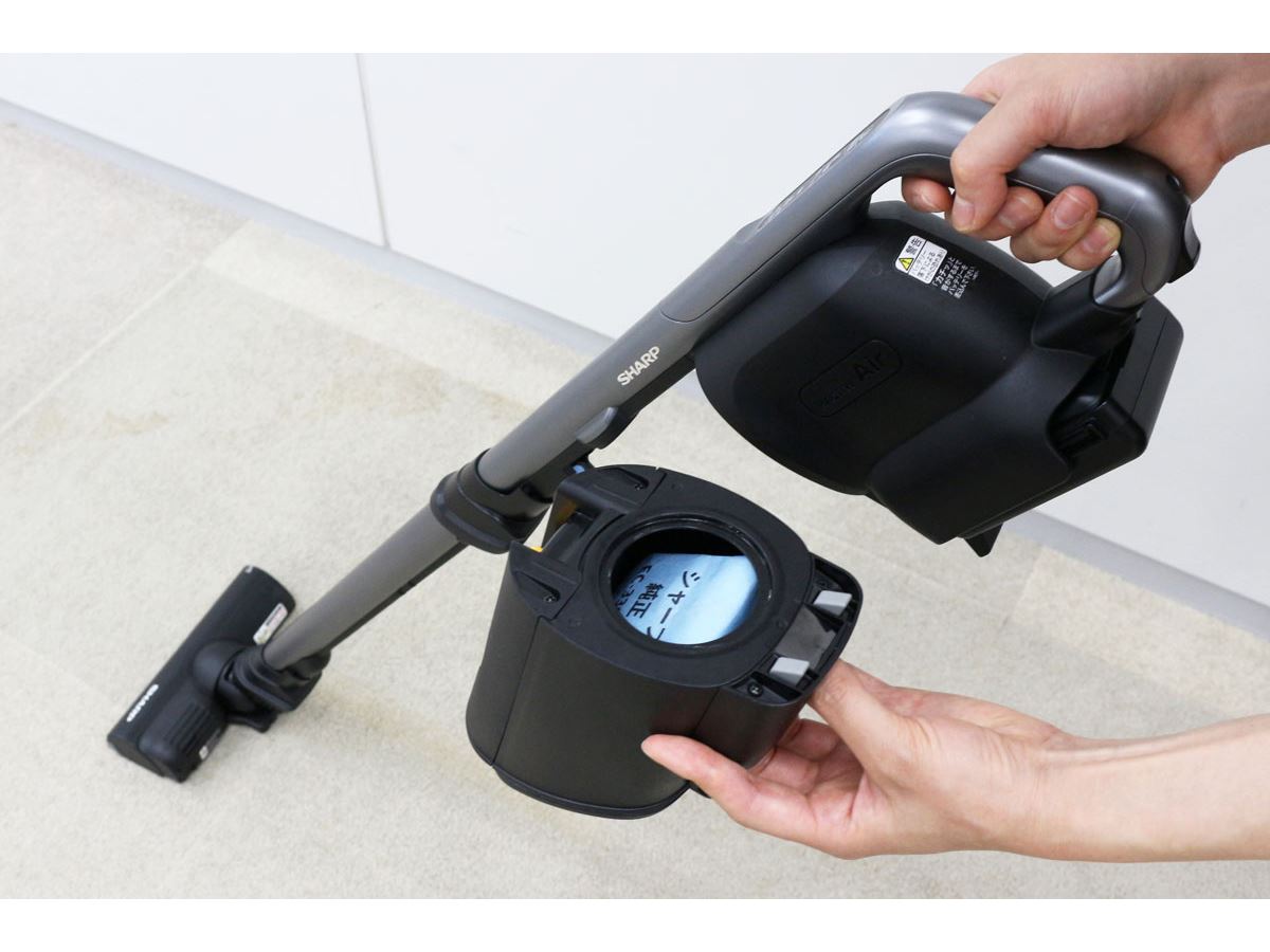 紙パックに触れずにポイッ！ シャープの紙パック式コードレス