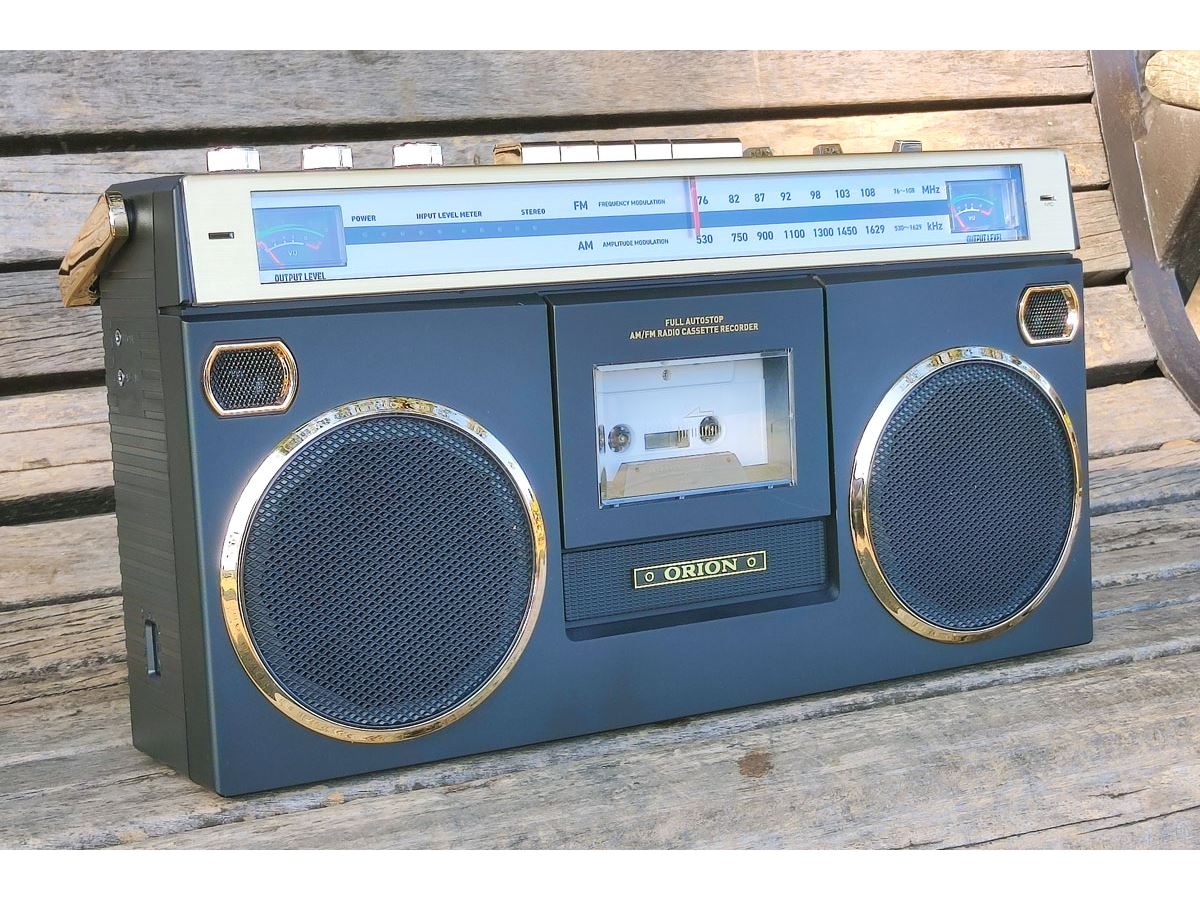 レトロな見た目なのに機能は最新なORIONのラジカセ「SCR-B7」で懐かし