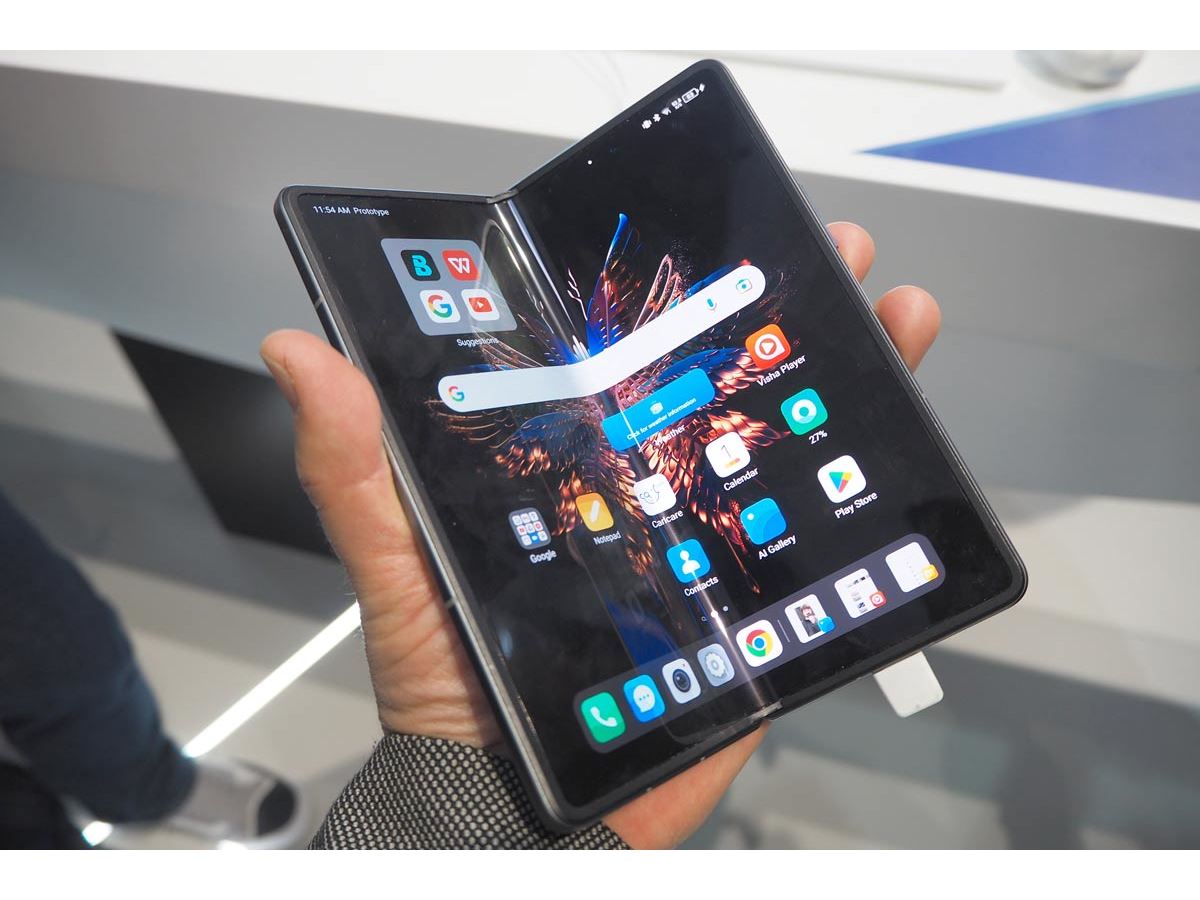 日本でも買い時到来が近い!? 値下がり傾向の「折りたたみスマホ」最新