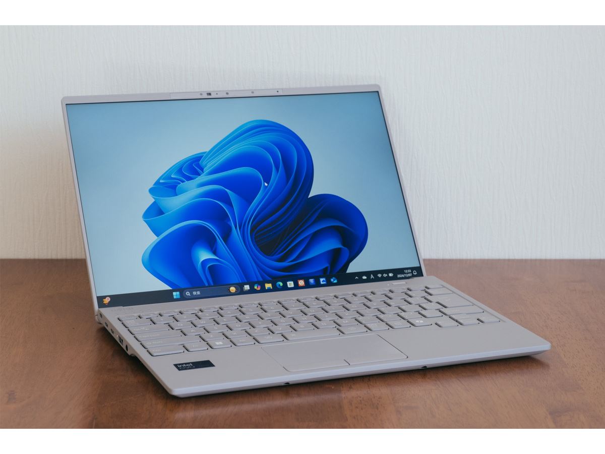 約848gの軽さなのにパワフルな性能！ 「FMV LIFEBOOK UH90/J3」 - 価格