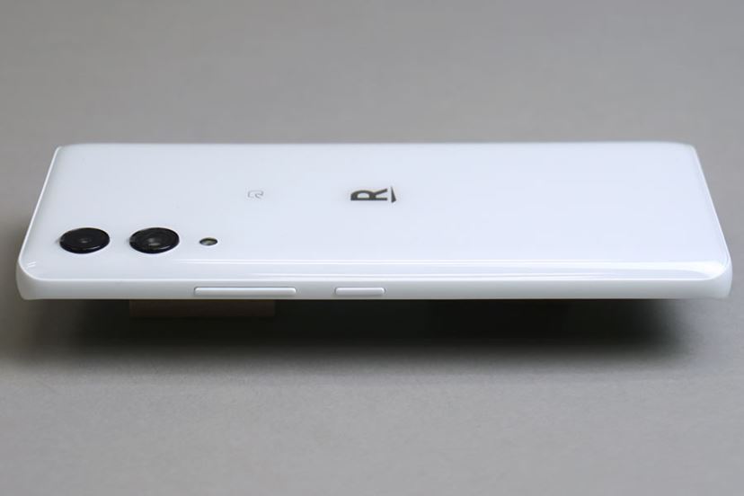 9,980円から購入可能な高コスパ。楽天モバイルの5G対応小型スマホ