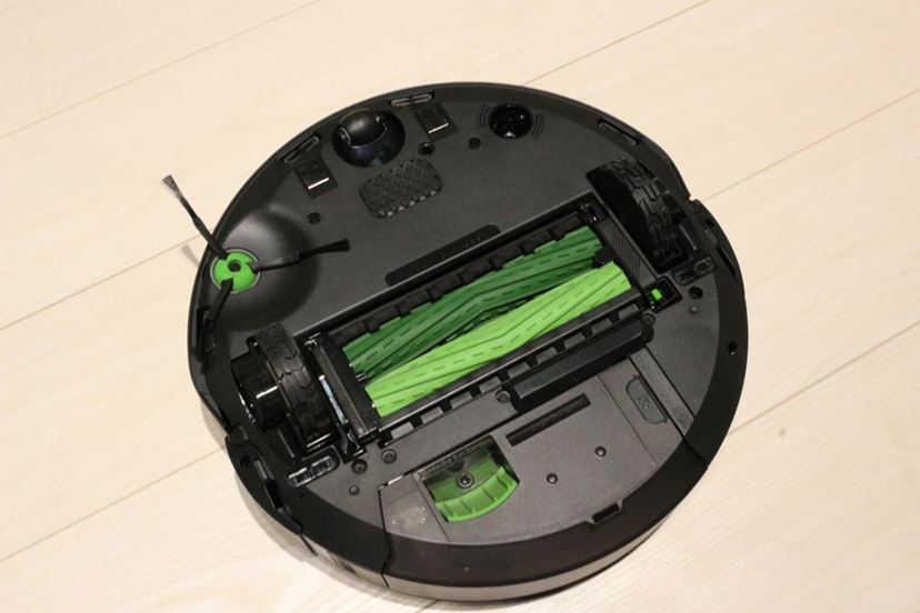 今度のルンバは水拭きもできる！ “変形”して賢く掃除する2in1の