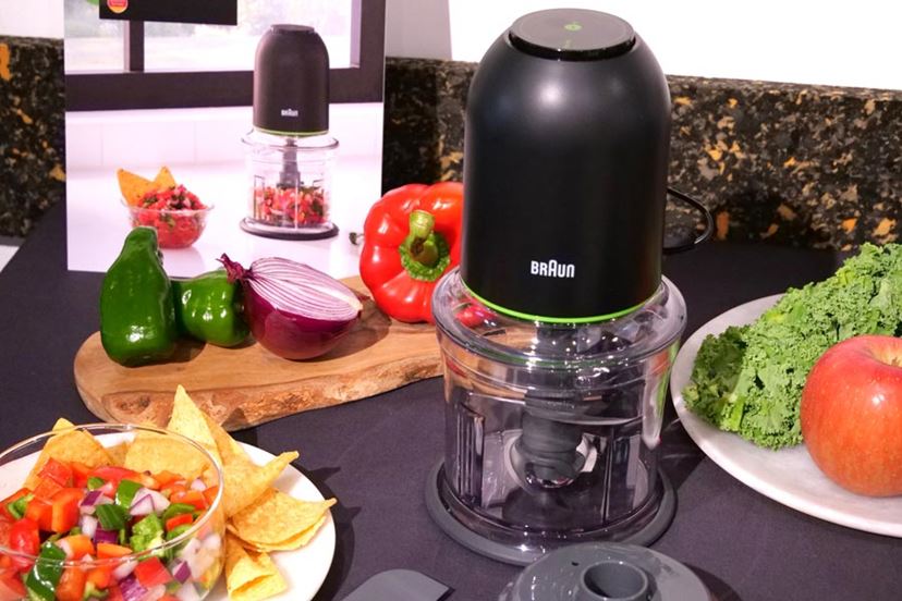 片手でプッシュ！ 氷も砕けるブラウン初のフードプロセッサー「マルチ