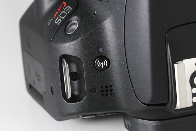 バリアングル一眼レフの小型・軽量モデル「EOS Kiss X9」が新登場