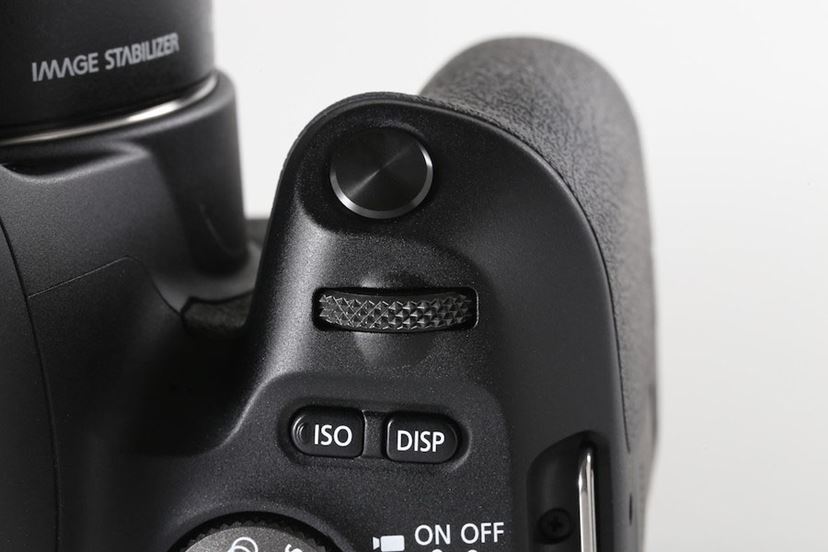 バリアングル一眼レフの小型・軽量モデル「EOS Kiss X9」が新登場