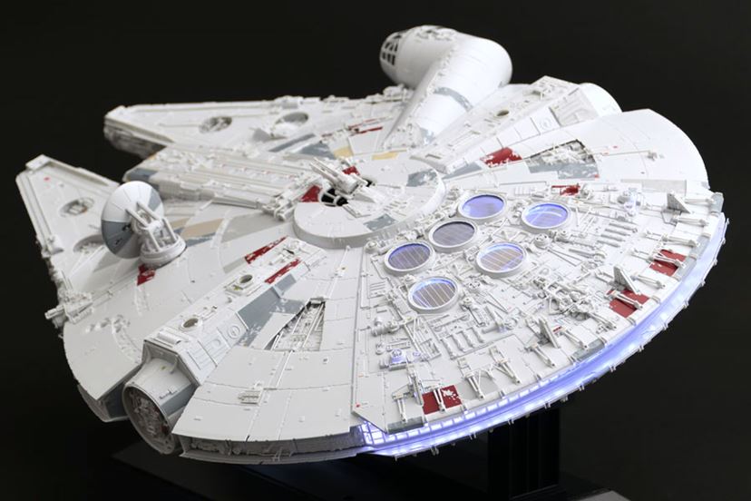 スター・ウォーズのファルコン号を完全再現！ 最高峰プラモを35時間で