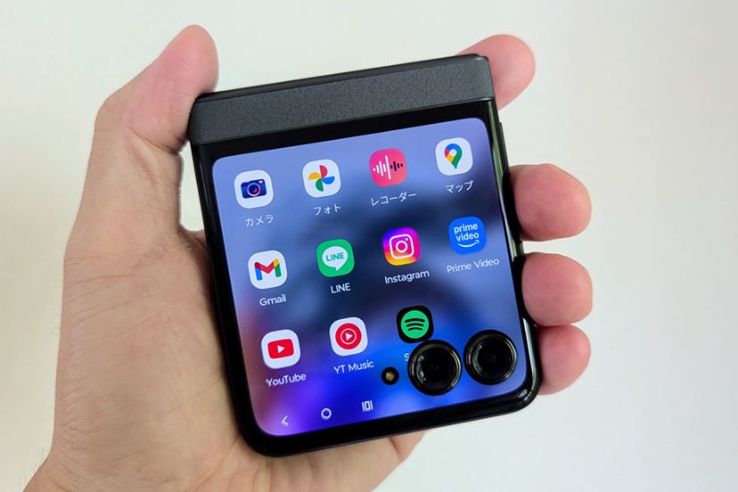 手のひらスマホ「motorola razr 50」はたたんだままでも快適だ - 価格