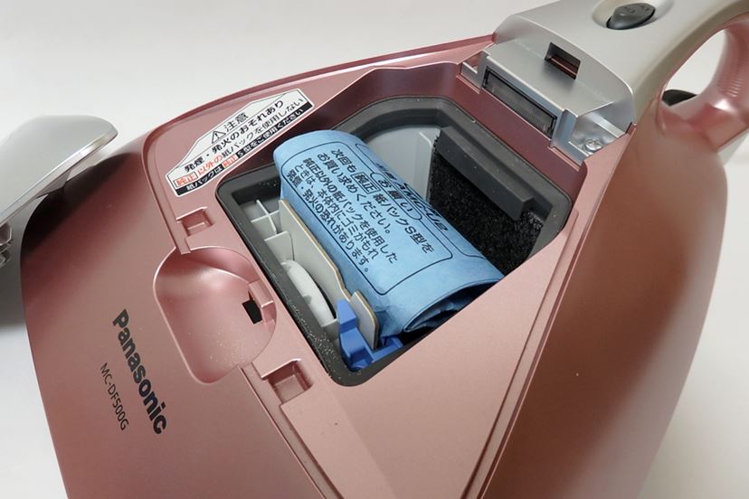 業界初の“紙パック式”布団クリーナー！ パナソニック「MC-DF500G」の