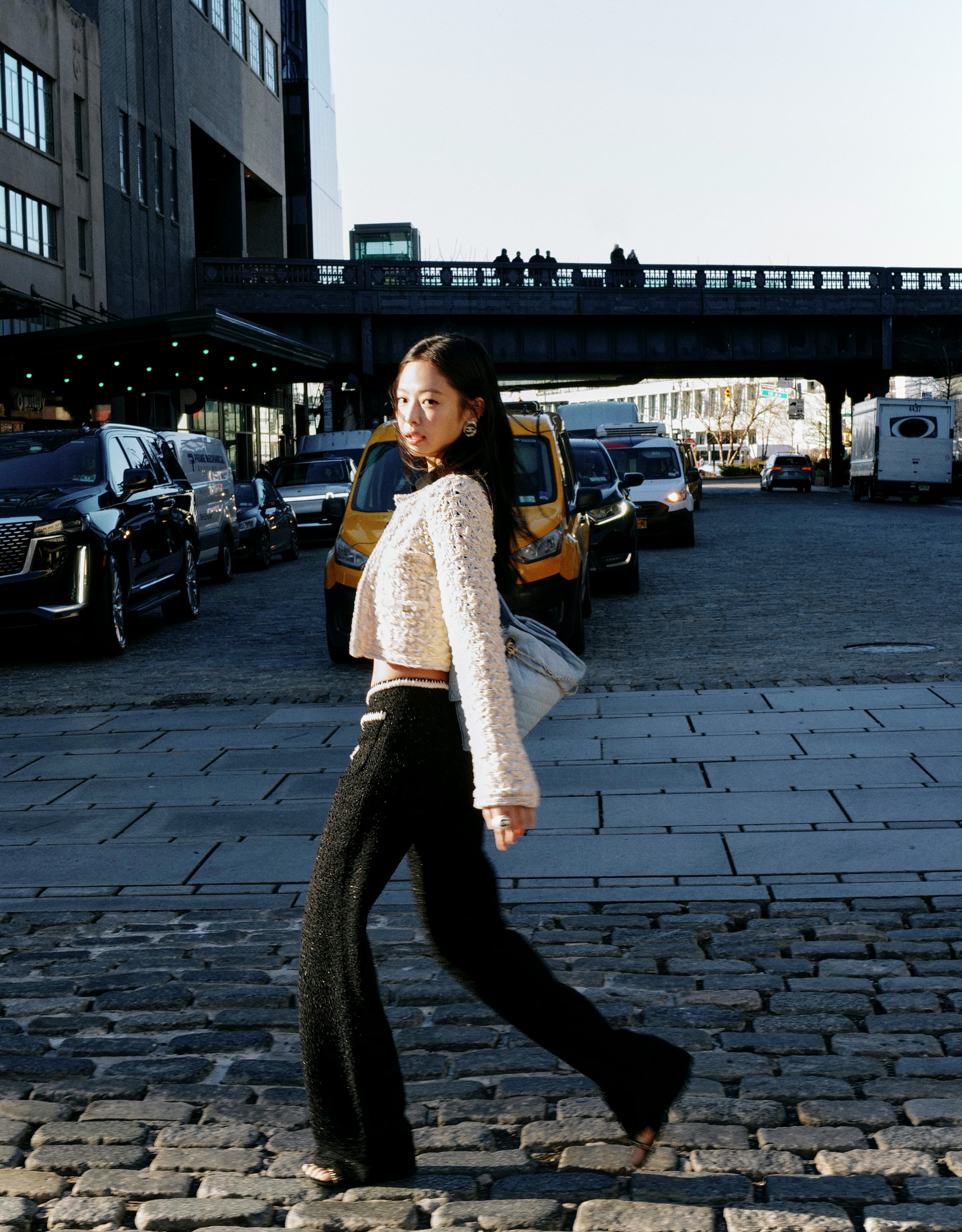 Jennie Joins Dua Lipa As A Chanel 25 Handbag Girl