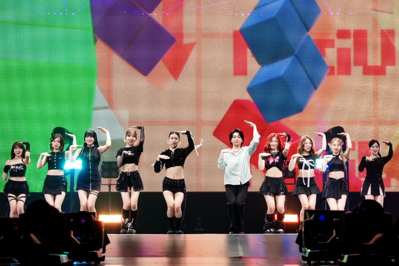 Mrs. GREEN APPLE、音楽イベント〈The Performance〉でNiziUやRIIZEと