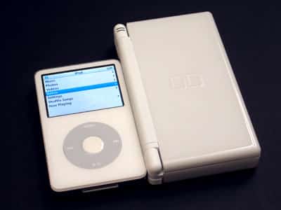 Nintendo DS Lite arrives, dazzles with iPod-like redesign | iLounge