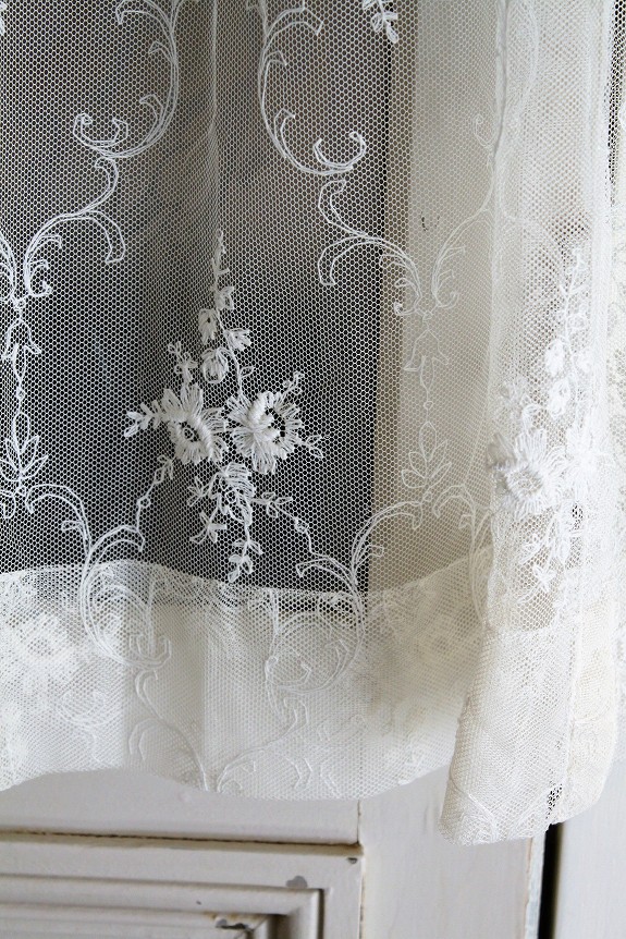 フランス製の美しいチュールレースカーテン、ナチュラルアイボリーの