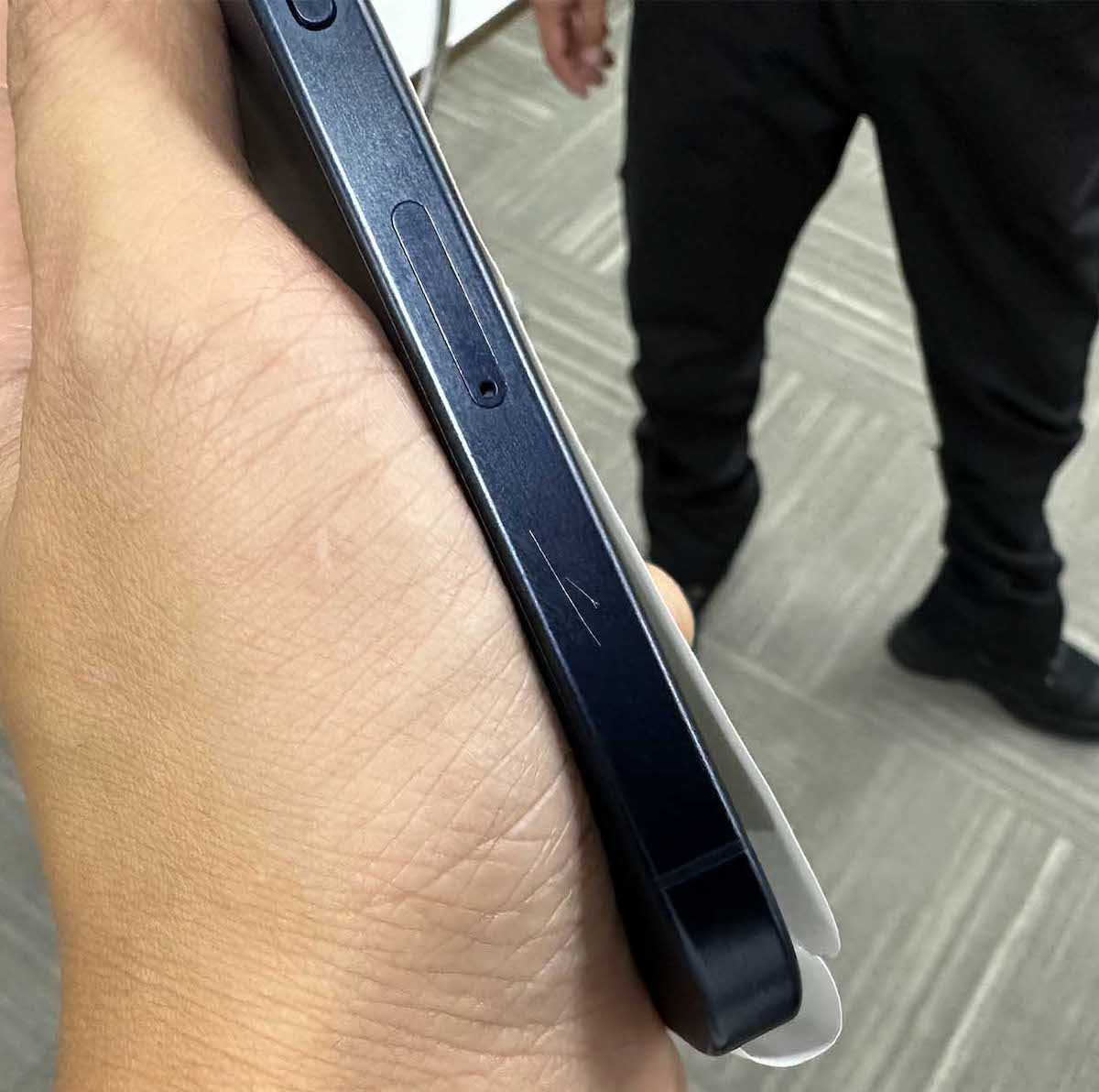 iPhone15 Proシリーズは傷つきやすい、ケース推奨〜傷ついた筐体の画像