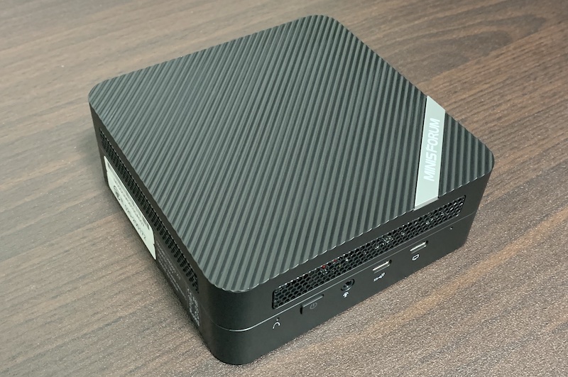 MinisforumのミニPC「UM560XT」ベアボーンをレビュー｜AMD Ryzen5