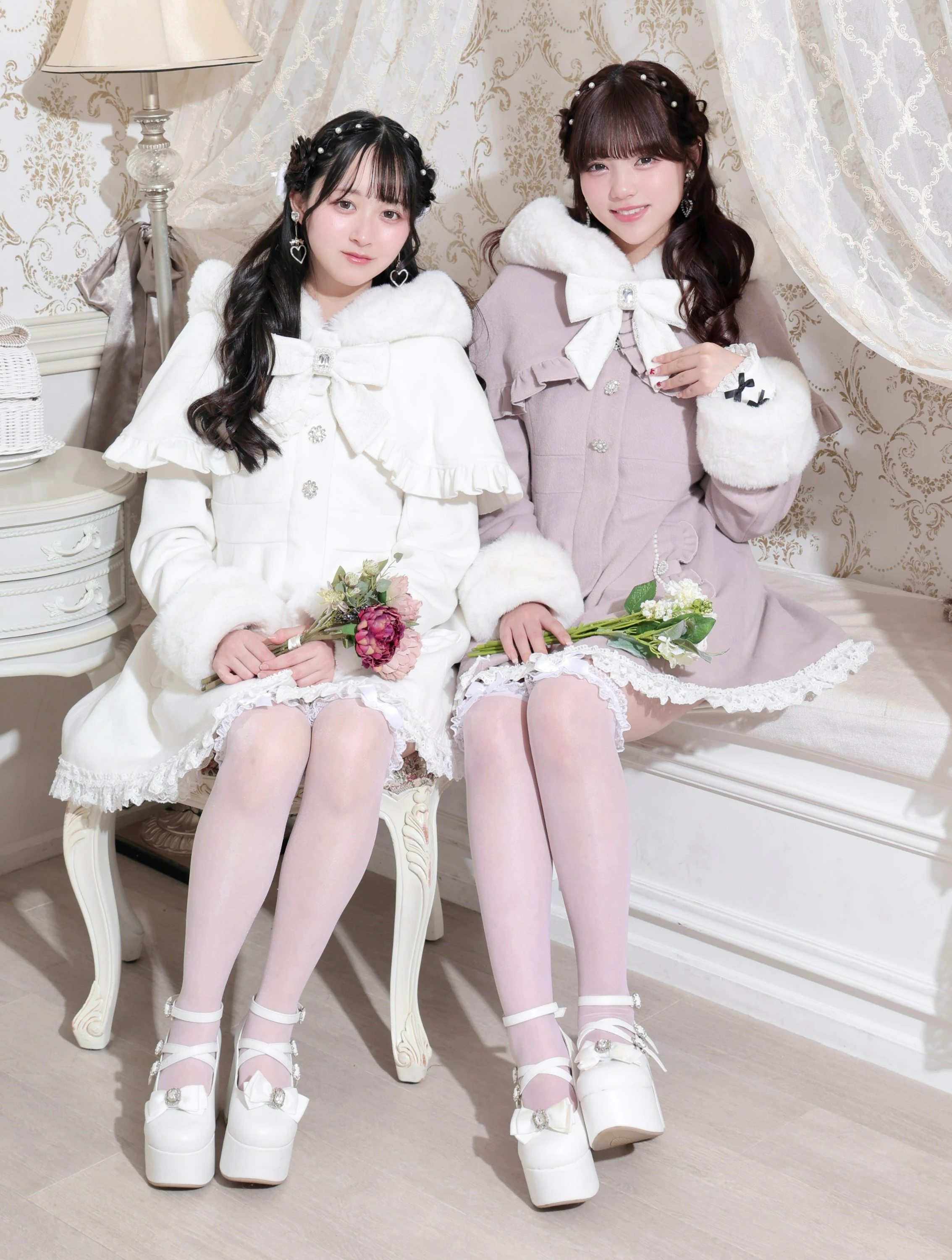 ケープフリルドーリーフレアコート（コート｜オフホワイト・ピンク・黒