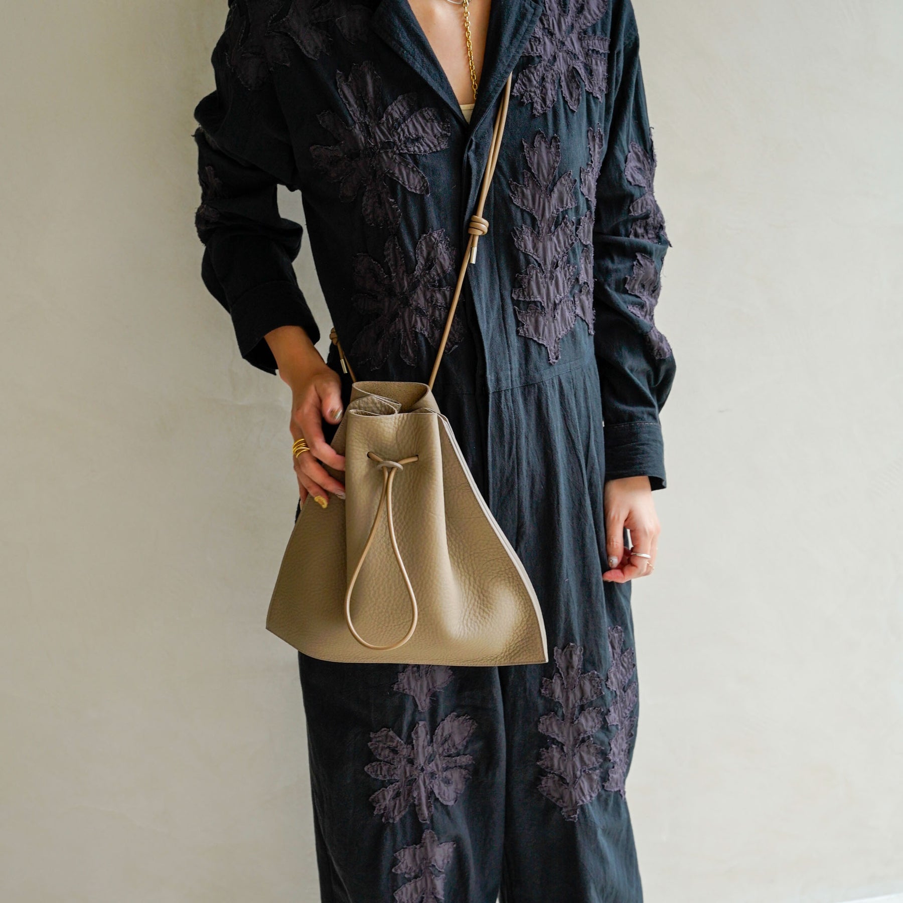 HERRIE KINCHAKU SHOULDER - MM / DIPLO SKY｜巾着ショルダー レザー