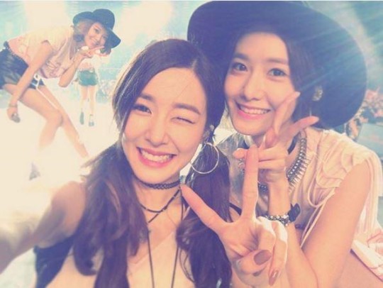 少女時代ティファニー、ユナとスヨンと一緒にキュートにVサイン