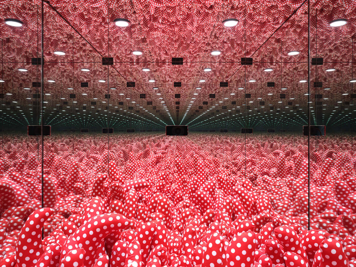 Yayoi Kusama / Mirrored Room - J Art Foundation（旧札幌宮の森美術館）