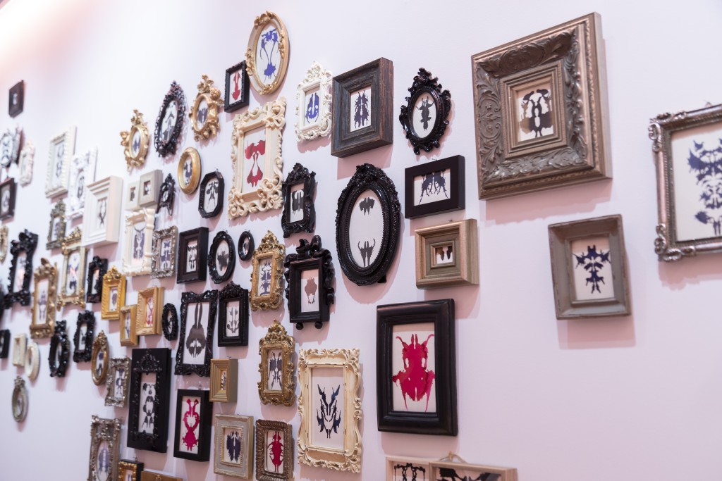 新宿歴史家で新宿在住のアーティスト、ヴィヴィアン佐藤さんの個展