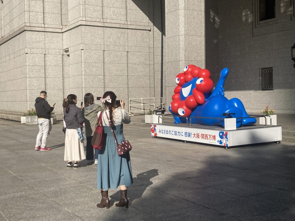 あっ、ミャクミャク！」寝そべりミャクミャク 子どもたち大喜び…大阪