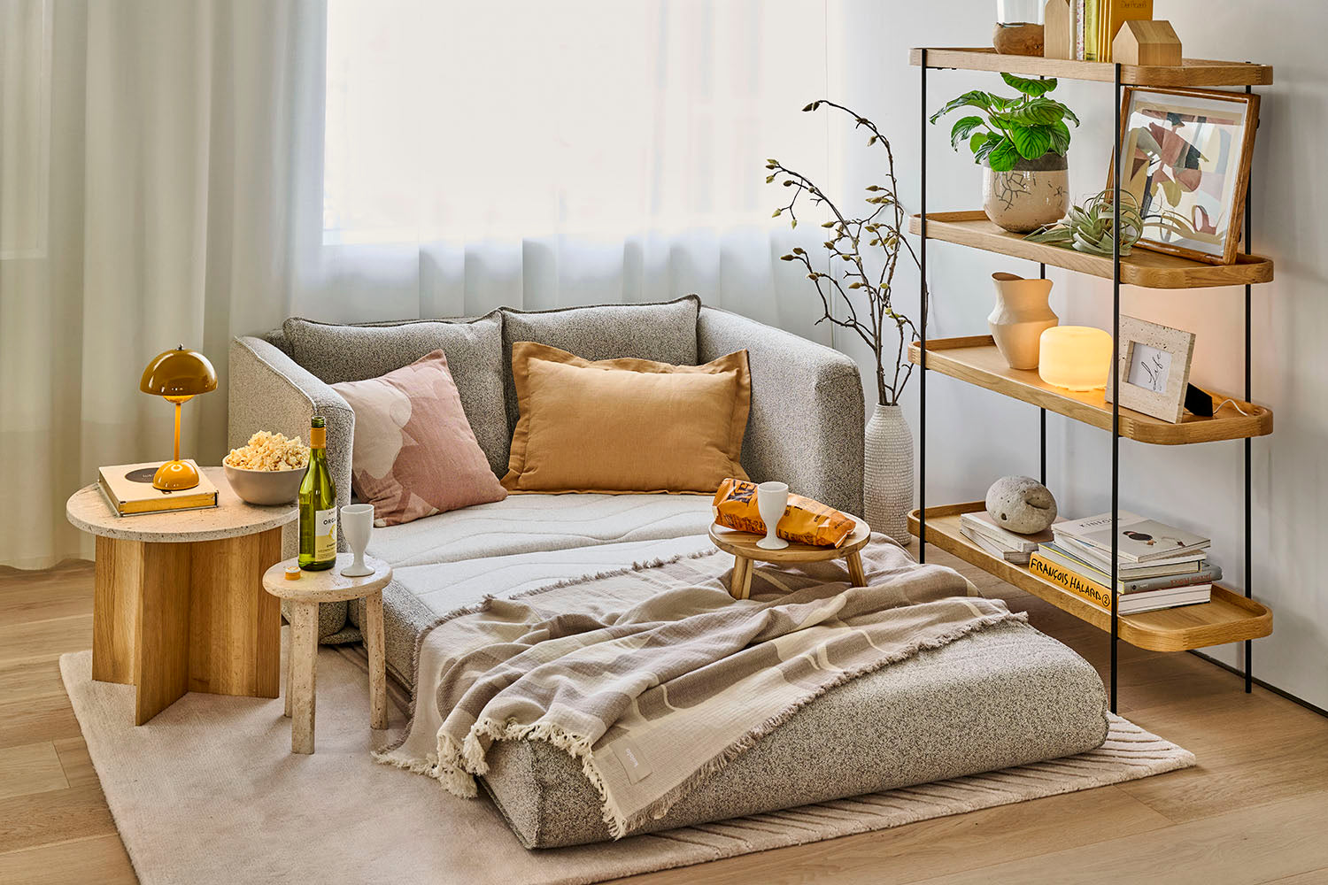 一人暮らしスタート、どんな家具を買えばいい？」 狭い部屋の悩みを