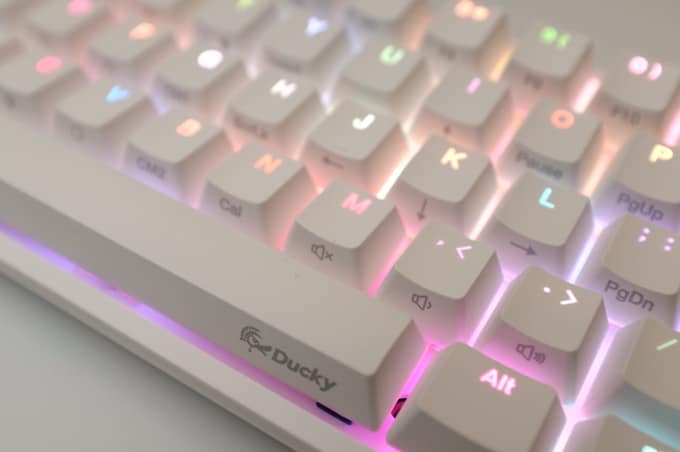 Ducky One 2 Miniレビュー：ピンク軸のスコスコ感が良い！小さくて