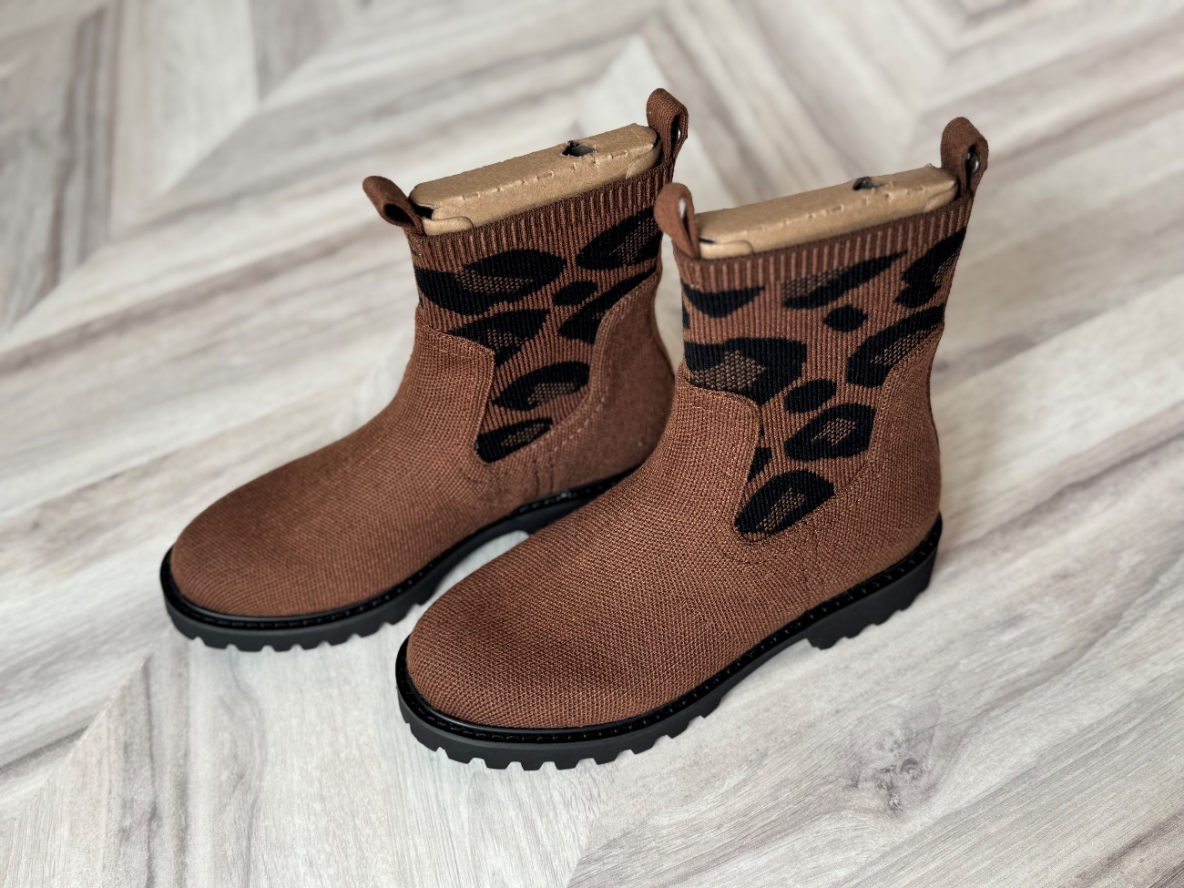 エコフレンドリーシューズブランド「VIVAIA」の秋冬アイテム2点を履い