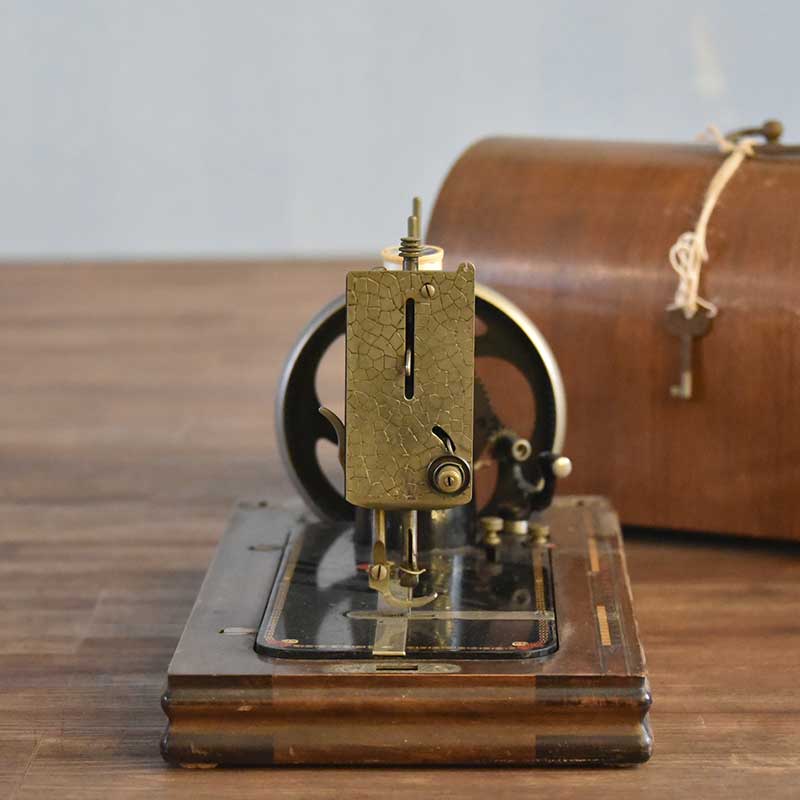 HARRIS 小ぶりな手回しミシン 鍵付き – 神戸アンティークウェアハウス