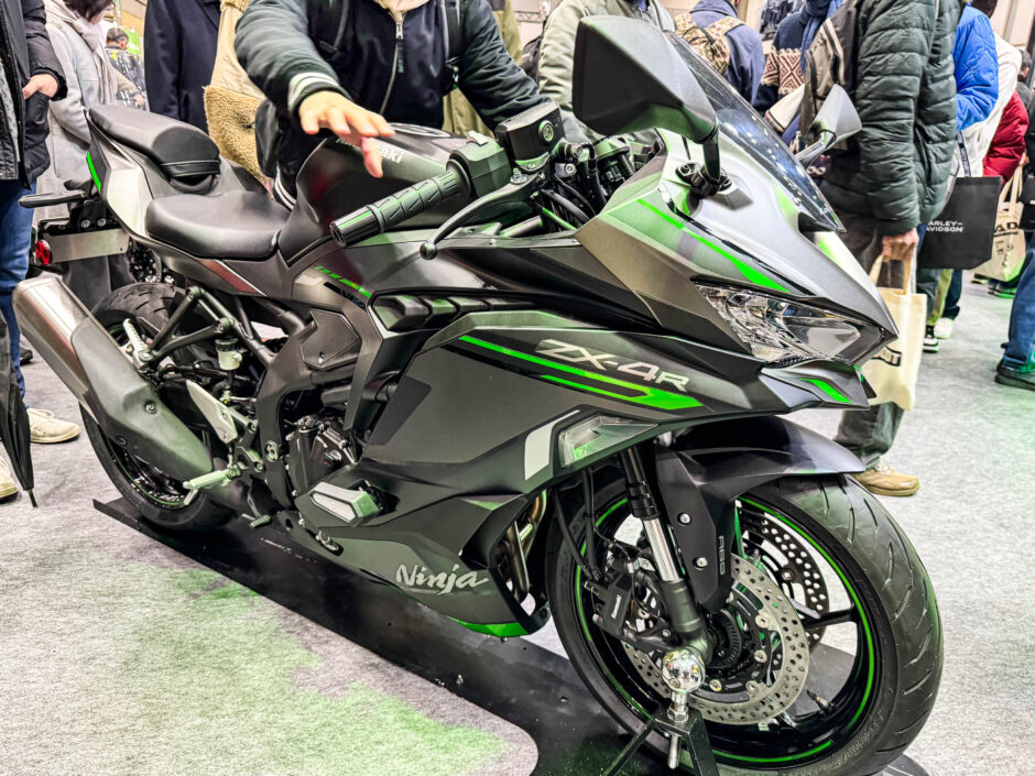 現車確認】Ninja ZX-4R SEのスペック詳細・足つきチェック！ | 軽々と