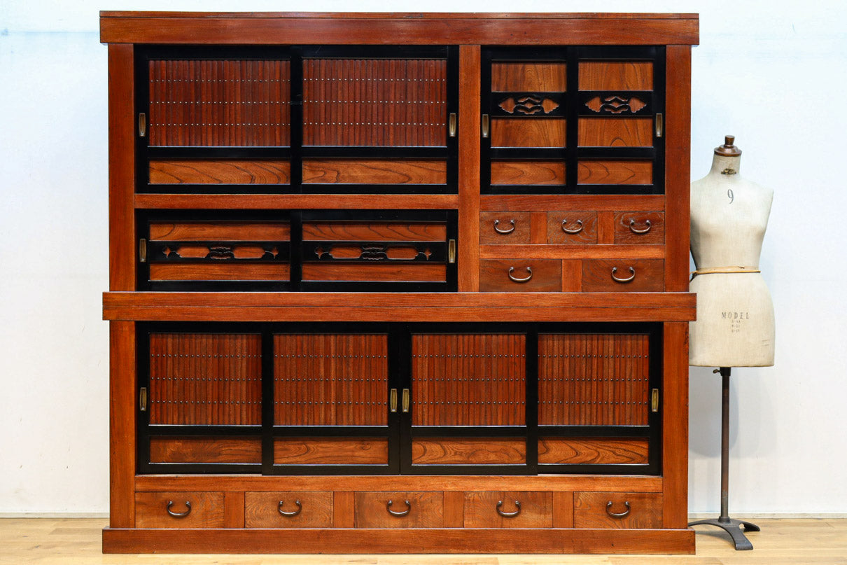 幅1960ミリ!! 四枚引き戸の壮観な造りで貫禄溢れる近江水屋箪笥 BB3173