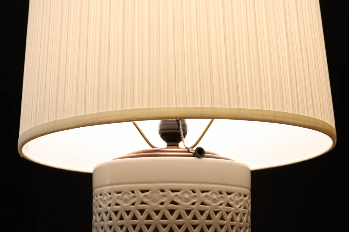 透かし彫りの美しい陶器製のスタンドライト DC8208 – 古福庵